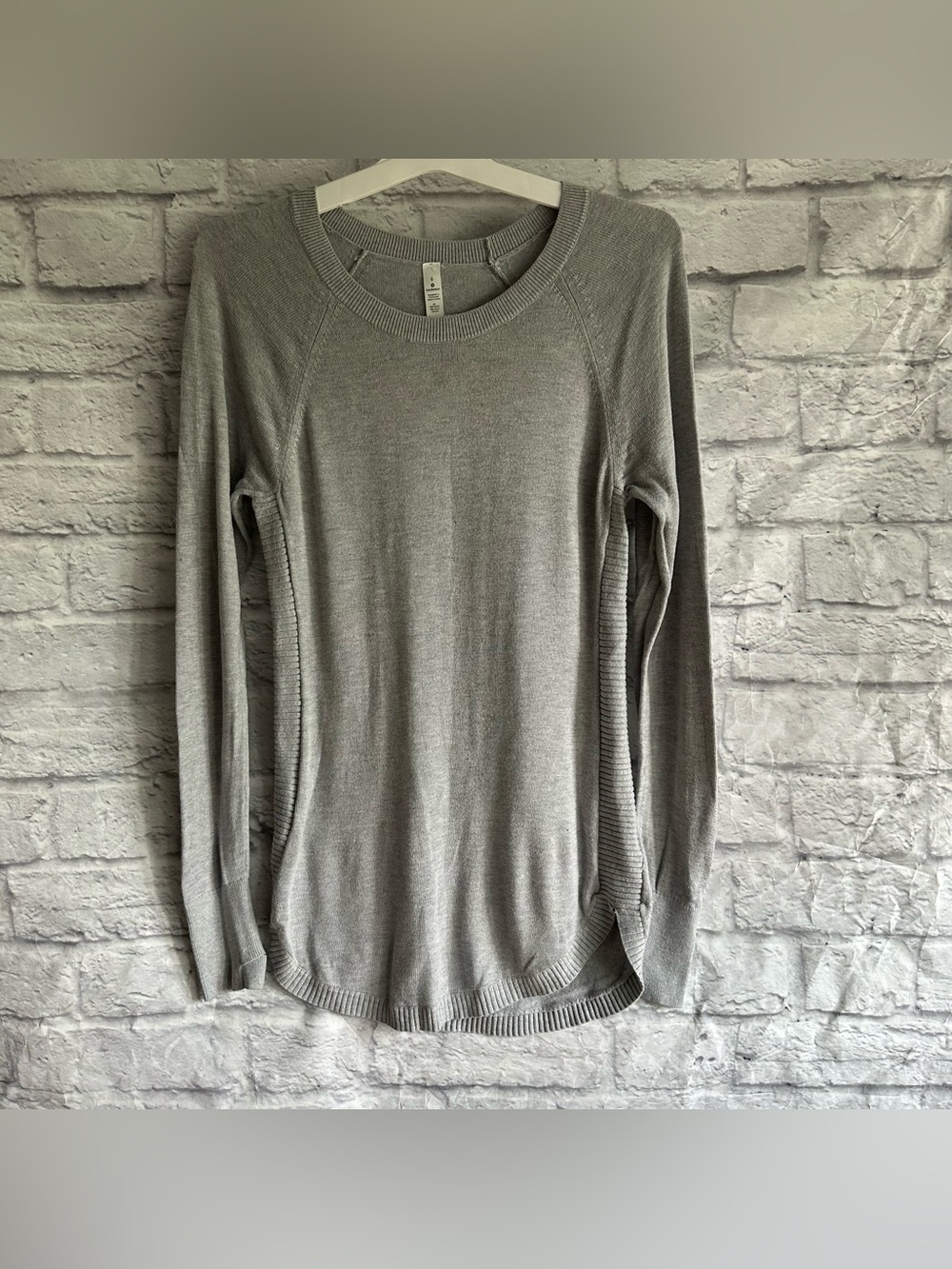 PREOWNED LULULEMON GREY LONG SLEEVE SWEATER WOMENS SIZE 6